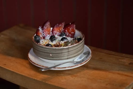 assiette-fruits-cereales-dessert-honest-brussels