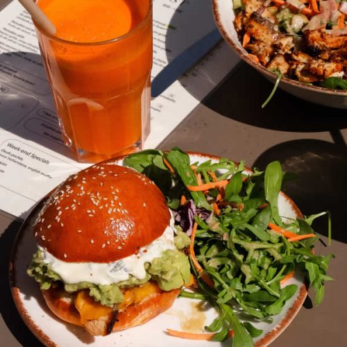 assiette-hamburger-salade-boisson-terrasse-honest-brussels