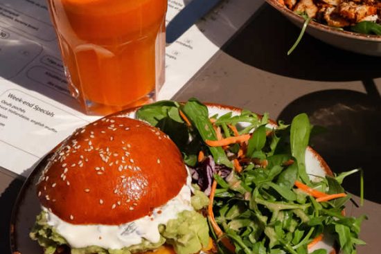 assiette-hamburger-salade-boisson-terrasse-honest-brussels