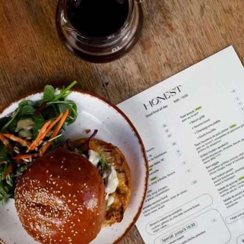 assiette-hamburger-salade-cafe-menu-honest-brussels