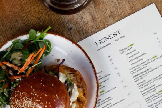 assiette-hamburger-salade-cafe-menu-honest-brussels
