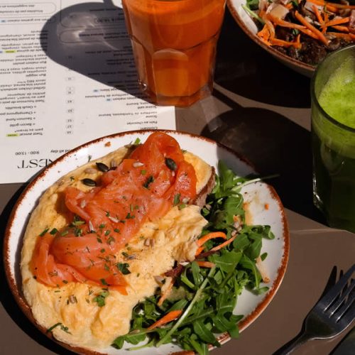 assiette-omelette-saumon-salade-couverts-macha-smoothies-honest-brussels