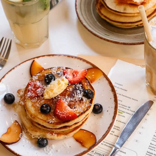 assiettes-pancakes-couverts-menu-honest-brussels