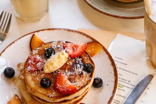 assiettes-pancakes-couverts-menu-honest-brussels