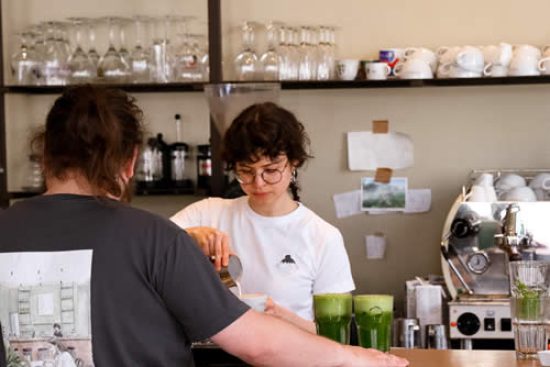bar-coffee-barista-client-honest-brussels