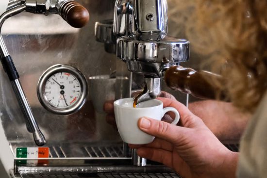 barista-bar-coffee-brussels-belgium-honest