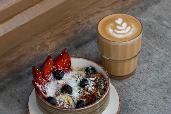 cafe-petit-dejeuner-fruits-graines-honest-brussels