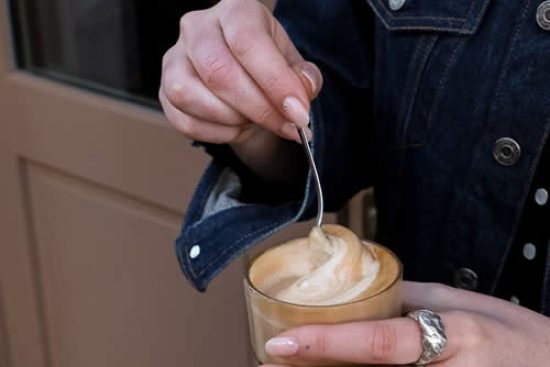 coffee-latte-take-away-honest-brussels