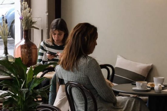 customers-women-coffee-honest-brussels-restaurant