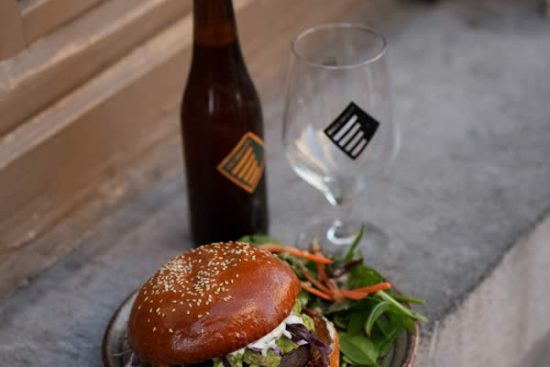 hamburger-biere-terrasse-honest-brussels