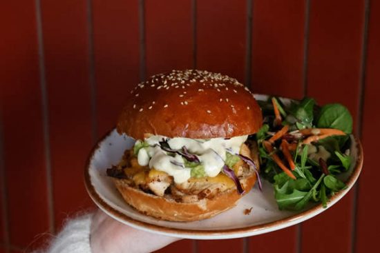 hamburger-maison-poulet-salade-honest-brussels