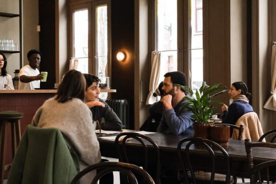 honest-coffee-restaurant-brussels-people-table