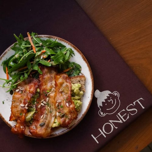 set-table-assiette-tartine-lard-honest-brussels