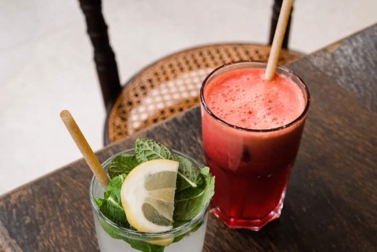 smoothie-glasses-fruit-juice-honest-coffee-restaurant-brussels