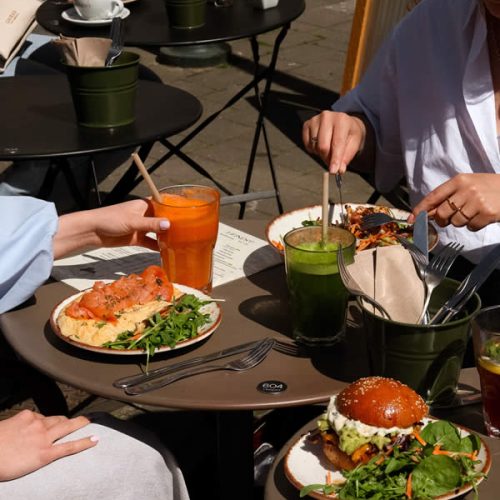 terrasse-personnes-repas-boissons-saines-honest-brussels