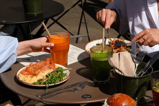 terrasse-personnes-repas-boissons-saines-honest-brussels
