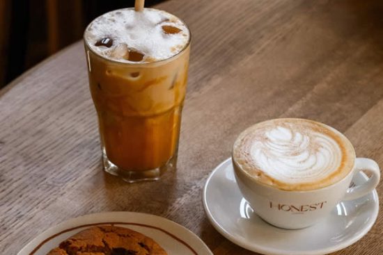 the-glace-cookie-cafe-table-honest-brussels