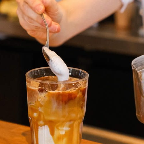 verre-cafe-froid-mousse-lait-cafe-honest-brussels