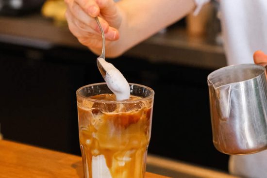 verre-cafe-froid-mousse-lait-cafe-honest-brussels
