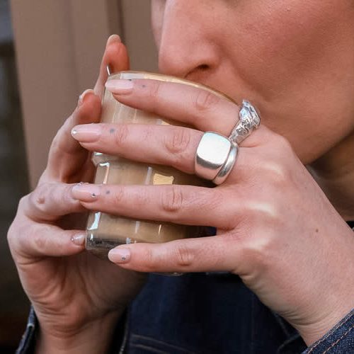woman-drink-coffee-honest-brussels